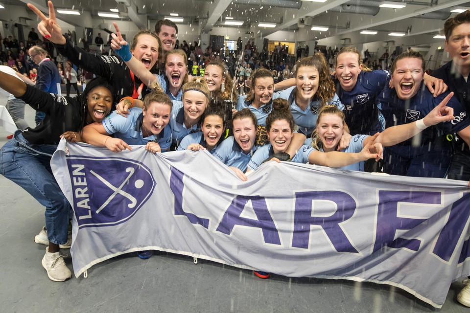 De zaalhockeysters van Laren vieren feest na het winnen van de Europacup. De foto uit 2019 hangt nog altijd in het clubhuis.