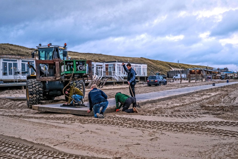 Ter voorbereiding op het zeewaarts verplaatsen van paviljoen Zeezicht werd het betonnen voetpad deze week alvast verlegd.