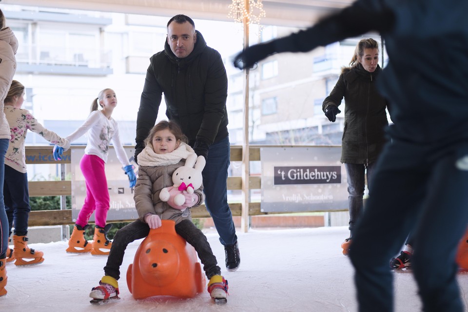 De vijfjarige Elif Mina uit Velsen-Noord wordt rondgegleden door haar vader Karaburan Cengiz over het ijsbaantje.