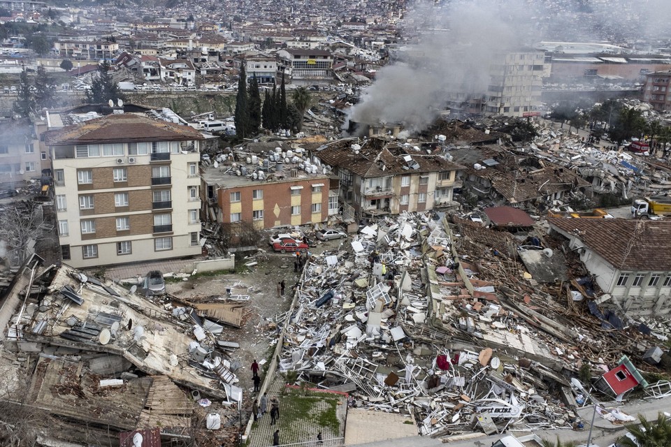 Duizenden mensen zijn overleden als gevolg van de bevingen.
