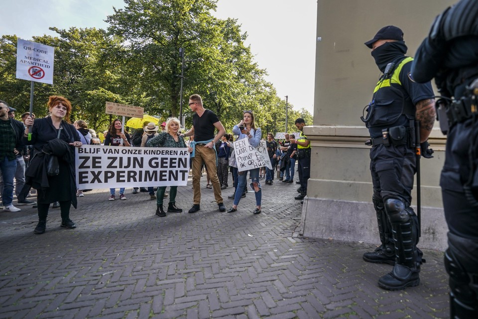 Demonstranten protesteren op Prinsjesdag in het centrum van Den Haag tegen de coronaregels en het regeringsbeleid.