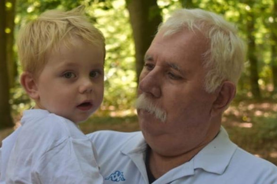 Robin Goossens met zijn jongste kleinkind Lian.