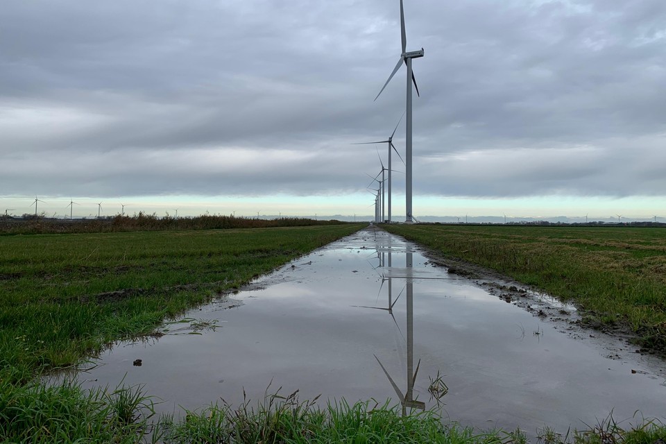 Windmolens in de Wieringermeer, met een as-hoogte van 118 meter. Micromolens mogen niet verder reiken dan 15 meter as-hoogte.