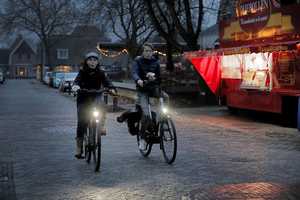 65 fietsers, nul boetes: steeds meer mensen het gevaar van fietsen zonder verlichting te zien. 'Vooral de opkomst van de elektrische fiets onder jongeren valt op' | Noordhollandsdagblad