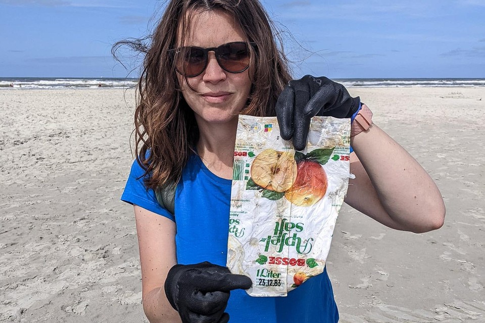 Strandafvalexpert Marijke Boonstra toont de houdbaarheidsdatum op het pak appelsap.