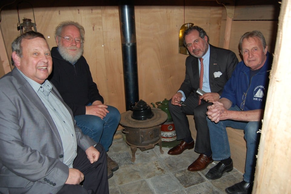 Burgemeester Jaap Nawijn(tweede van rechts)  in het ‘vooronder’ met de drie voorzitters.