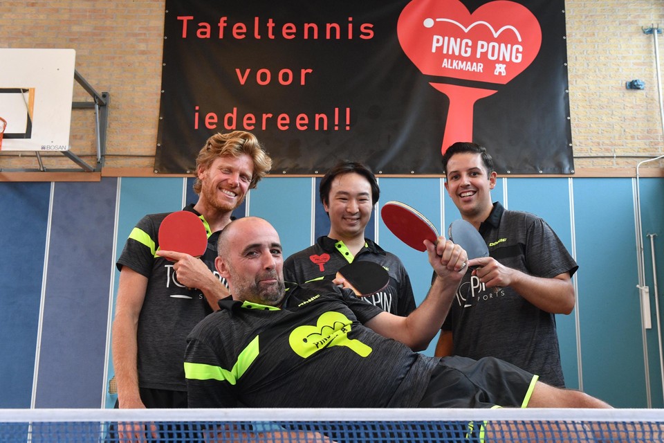 Het team van Ping Pong Alkmaar met Mark Smith staand links.