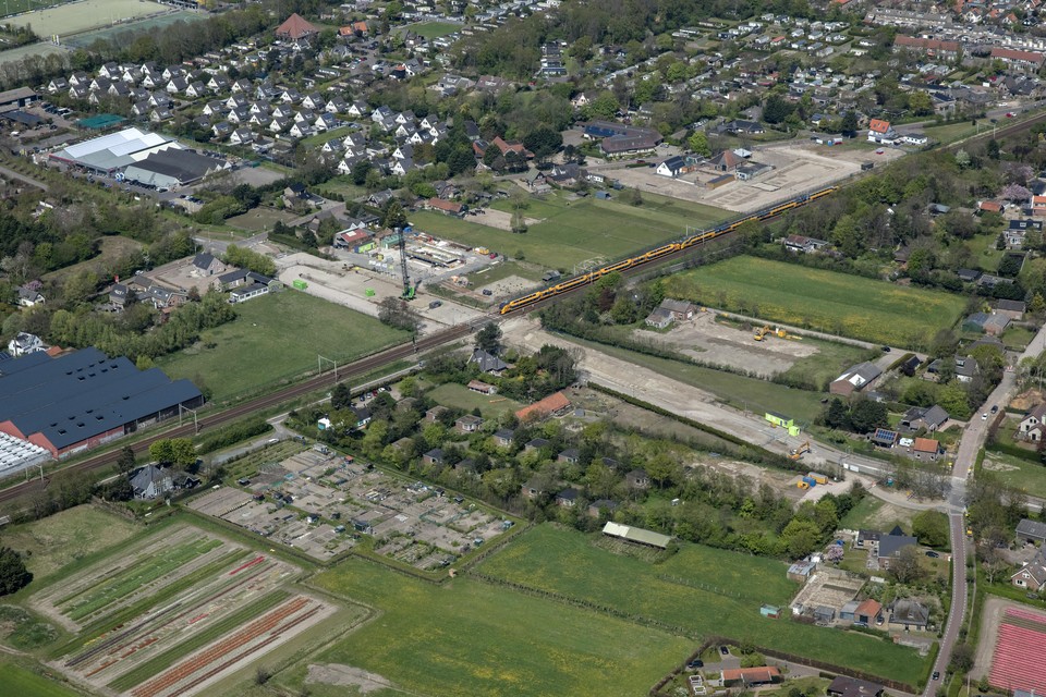 De Vennewatersweg aan de zuidkant van Heiloo ten tijde van de aanleg van de spoortunnel. Rechts de Hoogeweg, linksboven de Westerweg.