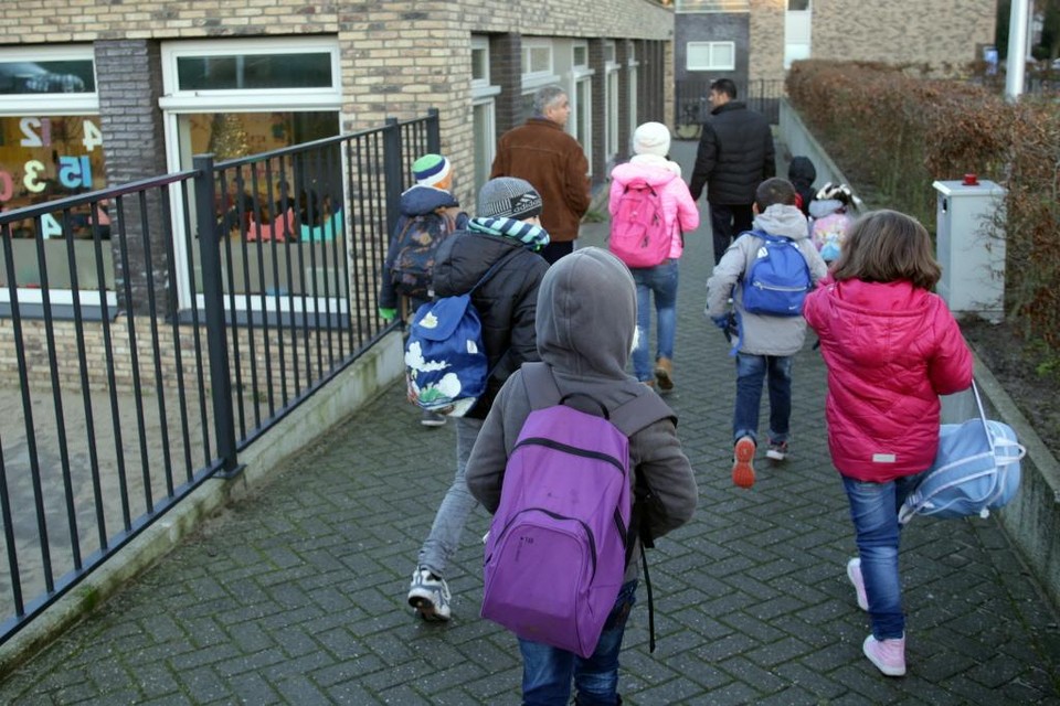 Kinderen van een azc gaan naar school.