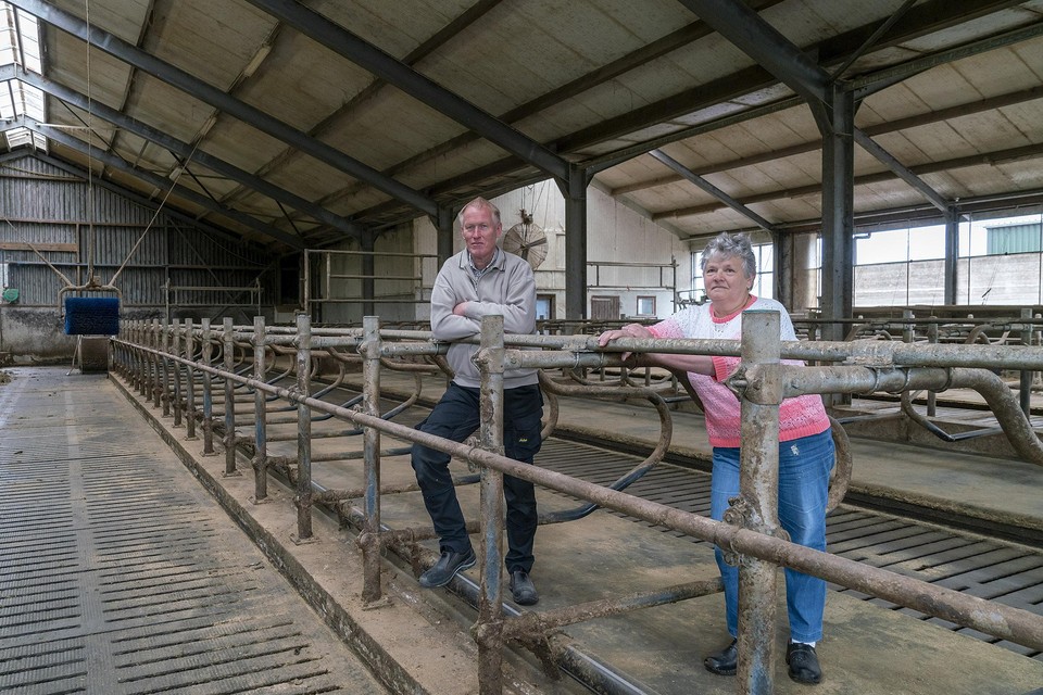 Hans en Betty de Boer in de lege stal, hun 35 koeien zijn inmiddels verkocht.