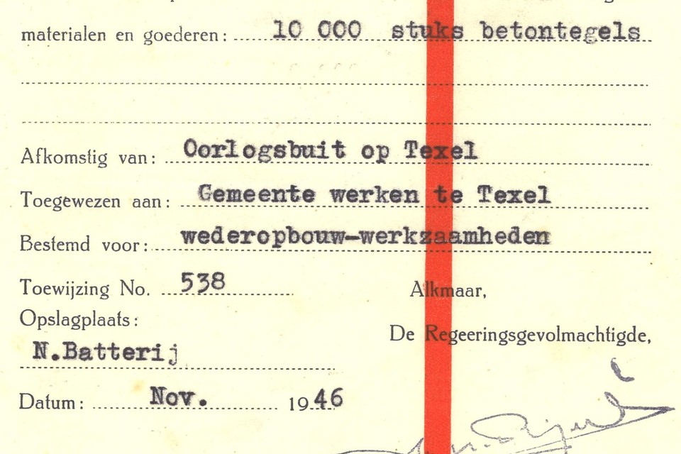 Documentatie over de teruggave van oorlogsbuit op Texel. Tienduizend betontegels waren daar onderdeel van, en werden nu ten behoeve van de wederopbouw ingezet.