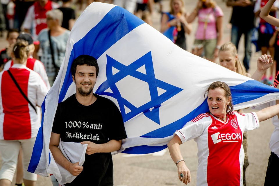 Ajaxfans met een Israelische vlag. Voetbalgerelateerd antisemitisme komt in het klaslokaal het meest voor.