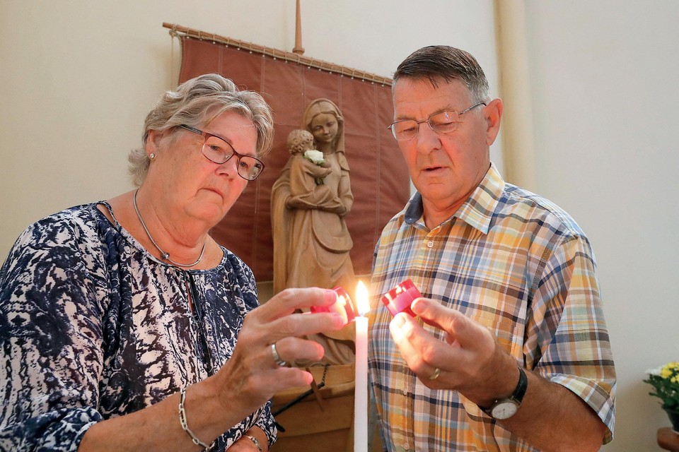 Corrie en Adrie Groen steken een kaars aan in de Mariakapel van de Christoforuskerk in Schagen ter herinnering aan hun nu al 25 jaar vermiste dochter Tanja.