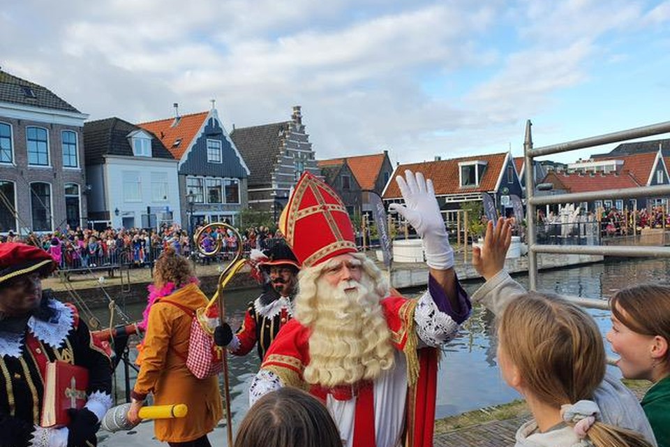Uitzwaaien van Sinterklaas door Mevrouw Anna van het Monnickendammer Kinderjournaal.