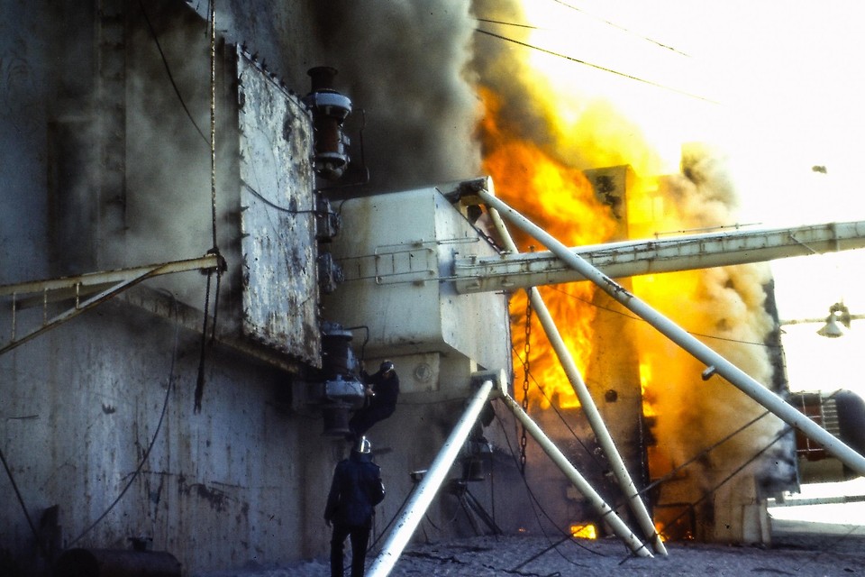 Vrachtchip Wan Chun brandt in 1974 voor drie dagen lang.