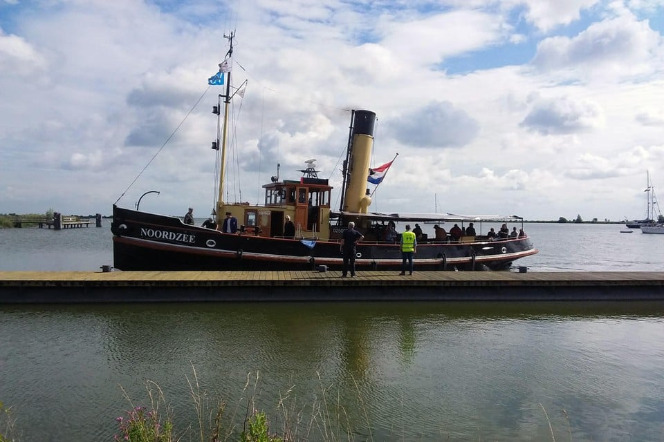 Stoomsleepboot ss Noordzee voor de steiger van het museum in Medemblik.