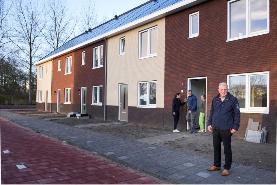 Projectleider Tom Schootemeijer van Smit’s Bouwbedrijf voor de woningen in Swaanswijk. Op de achtergrond laten Caroline en Iris keukenman Hanny Klaasenbos uit.