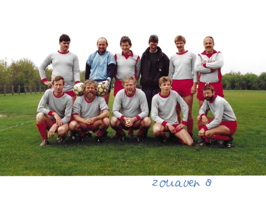 Het roemruchte en voetbaltechnisch hoogstaande team Zouaven 8, in1990. Enkele leden spelen dan al met shirts die al 20 jaar oud zijn.