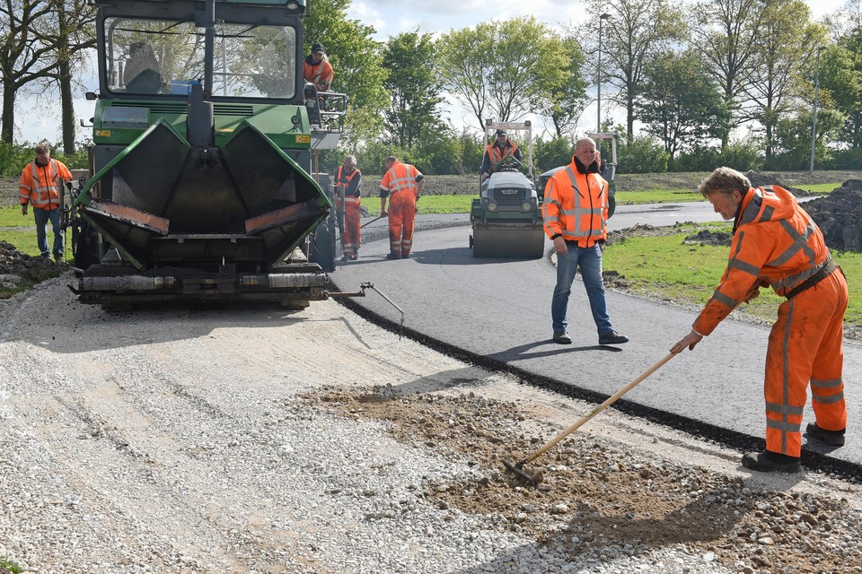 Weer een stapje dichter bij een complete skeelerbaan: het eerste asfalt wordt aangebracht.