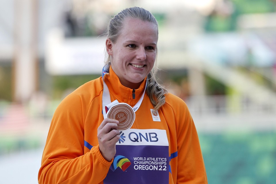 Jessica Schilder toont trots haar WK-medaille.
