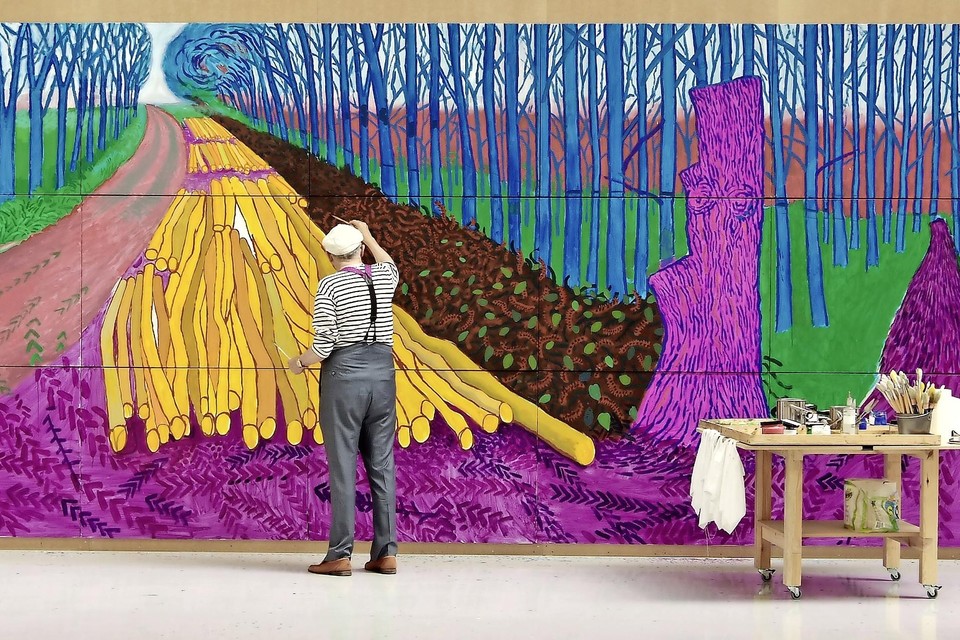 David Hockney aan het werk. Ook over hem is een documentaire gemaakt in de serie Exhibition On Screen.