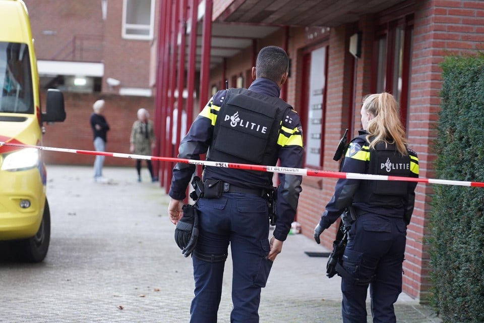 Agenten op de Willem Hedastraat na de beschieting.© DNP.NU