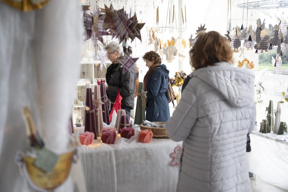 Nieuwsgierige bezoekers op de Wintermarkt van Odion in Purmerend.