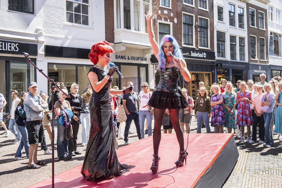 Miss Multiple Choice en Miss Poca Handtas openen Haarlem Shopping Weekend.
