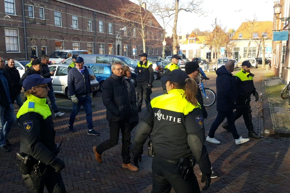 De pro-Pietendemonstranten worden door de politie naar de Leliestraat begeleid in Hoorn