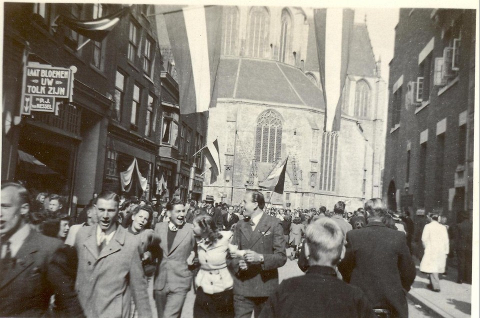 5 mei, de capitulatie is getekend, uitgelaten Alkmaarders in de Langestraat.