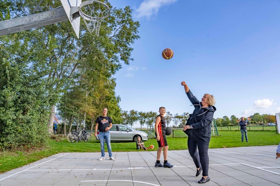 Wethouder Mary van Gent werpt de bal in de basket waarmee het vernieuwde buitenveld is geopend.