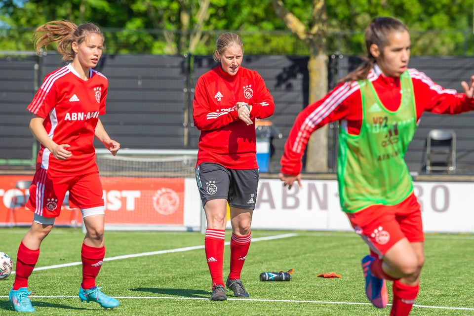 Suzanne Bakker aan het werk met de talenten bij Ajax.