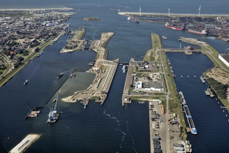 Luchtfoto van de sluizen bij IJmuiden met de nieuwe in aanbouw zijnde sluis.