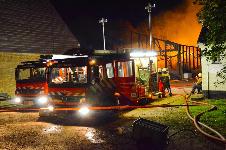 Grote brand verwoest schuur in Middenmeer. Foto DNP.nu/Ruben Klein Woolthuis