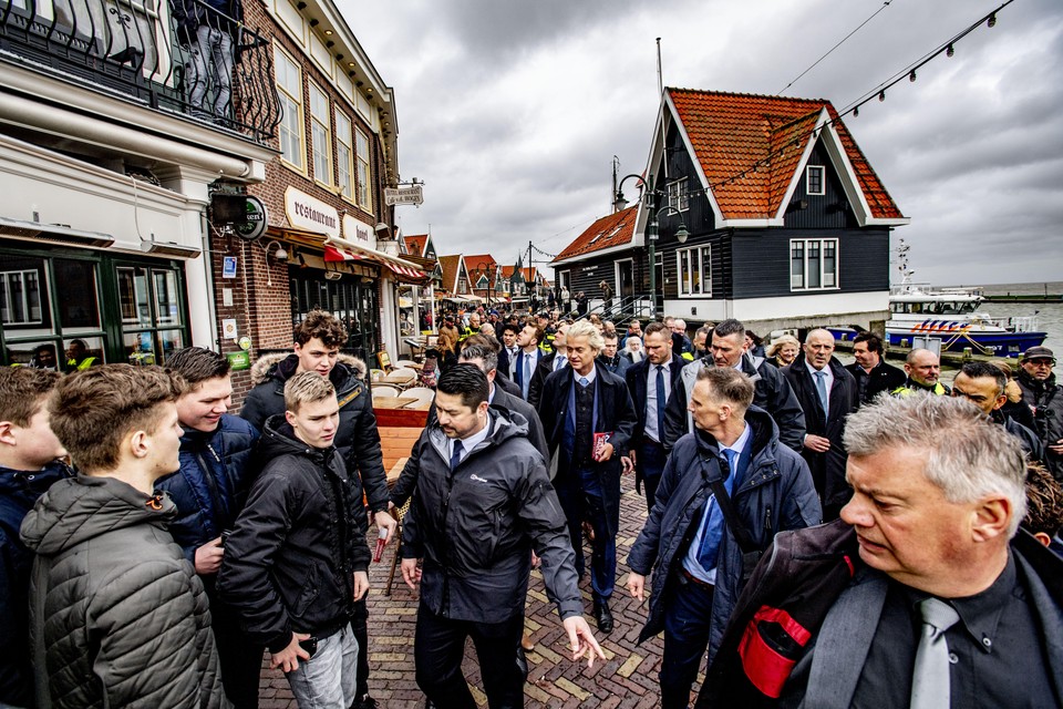 PVV-leider Geert Wilders gaat op de foto tijdens een bezoek aan de Zeedijk in Volendam, in aanloop naar de Provinciale Statenverkiezingen.