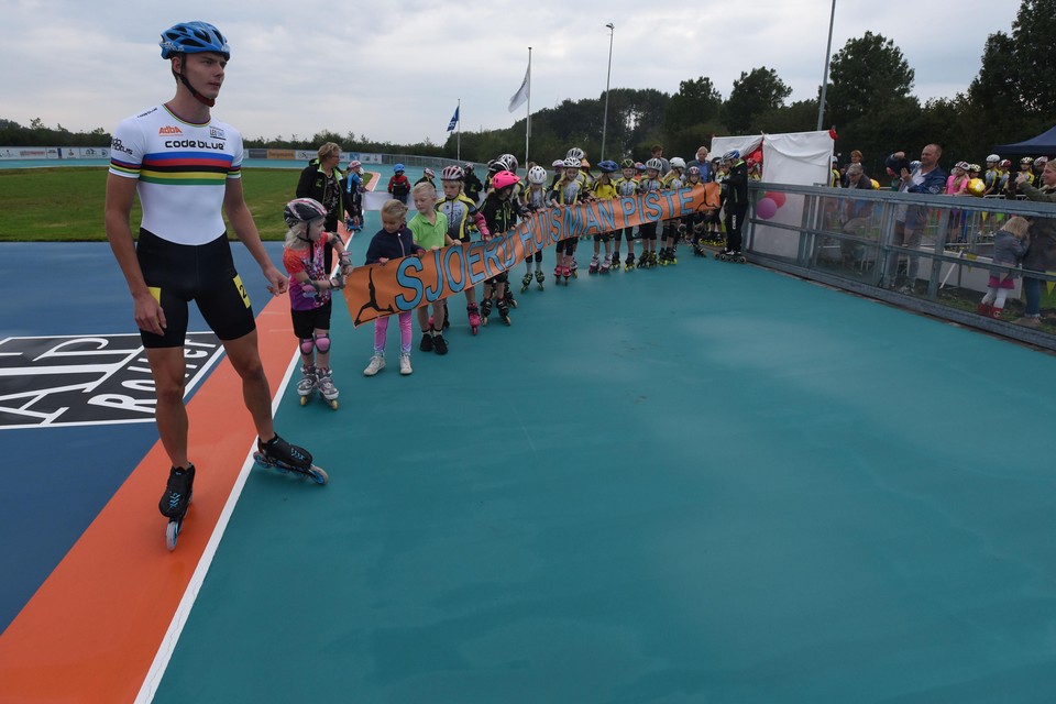 Skeeleraar Jordy van Workum begeleidt in zijn wereldkampioenstrui de jeugd van Radboud op de vernieuwde Sjoerd Huisman Piste in Wervershoof.