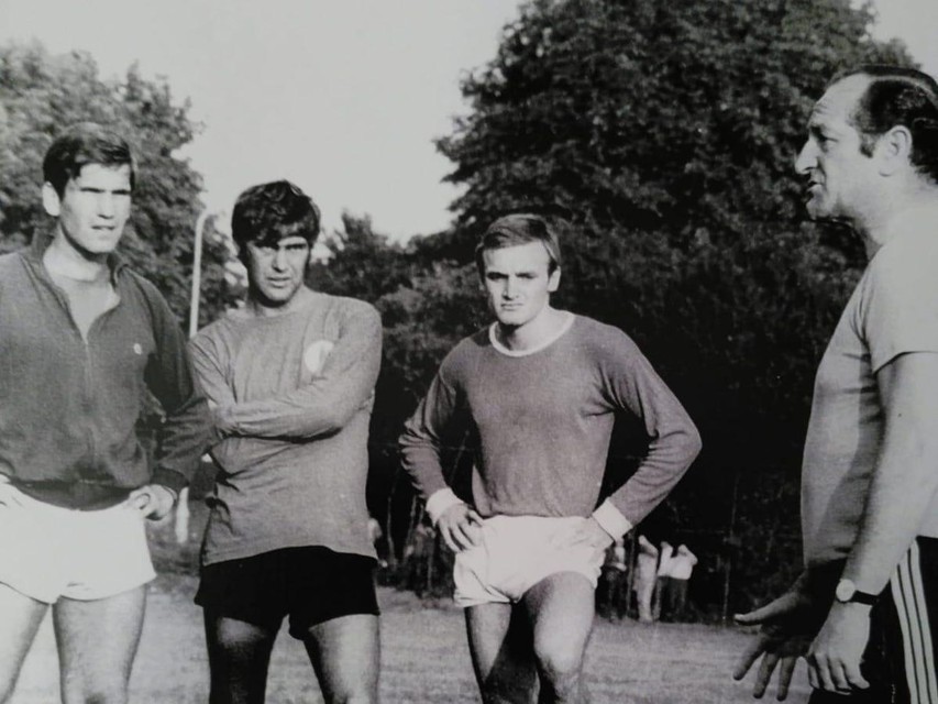 Flip Stapper (tweede van links) tussen Jan van Veen en Barna Liebhaber. Rechts trainer Robert Heinz.