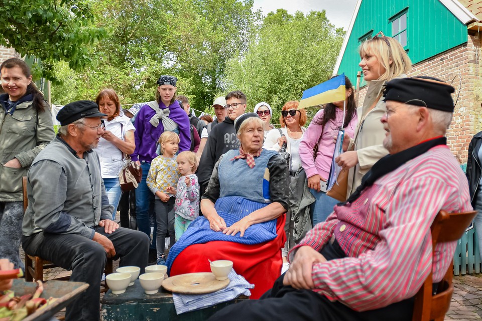 De geschiedenis van de Zuiderzee wordt uitgelegd aan de groep Oekrainse vluchtelingen.