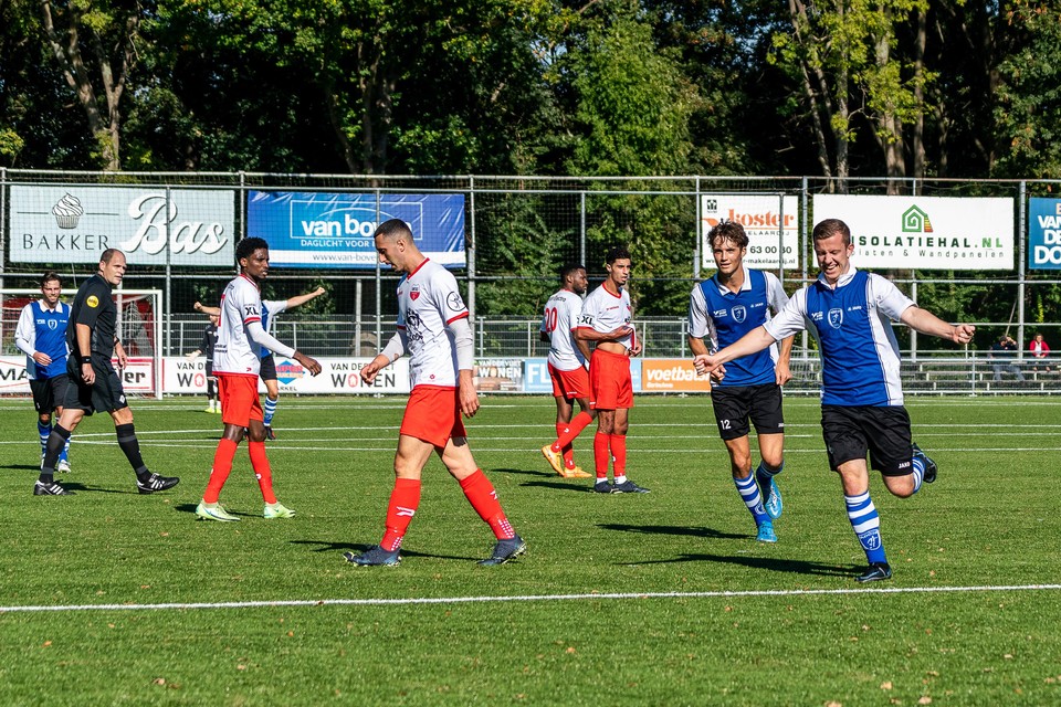 Daan Boerlage (rechts) loopt juichend weg nadat hij de 1-0 heeft gemaakt voor ADO’20.