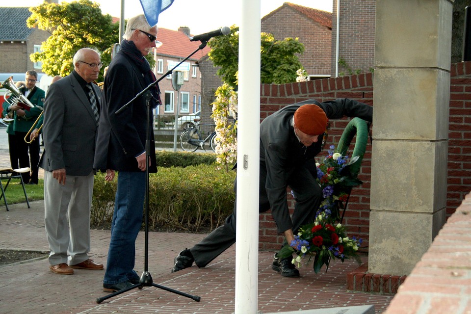 Oud-marineman Ab Lubbers legt een krans bij het monument in Wieringerwerf, terwijl oud-collega Harm van den Hoff toekijkt.