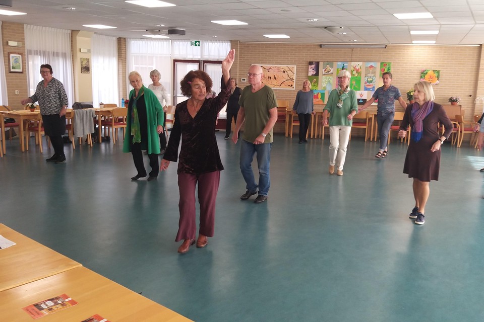 Dansdocent Lilian Bilderbeek aan de slag met haar leerlingen.