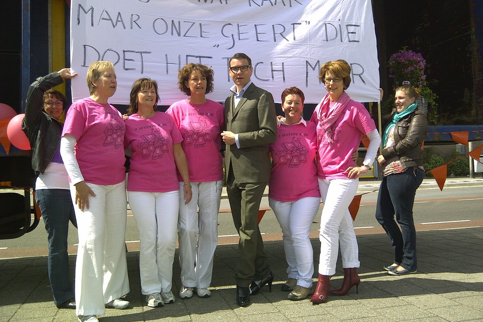 De hooggehakte dokter Geert Rootmensen met de vrijwilligers van A Sisters Hope.