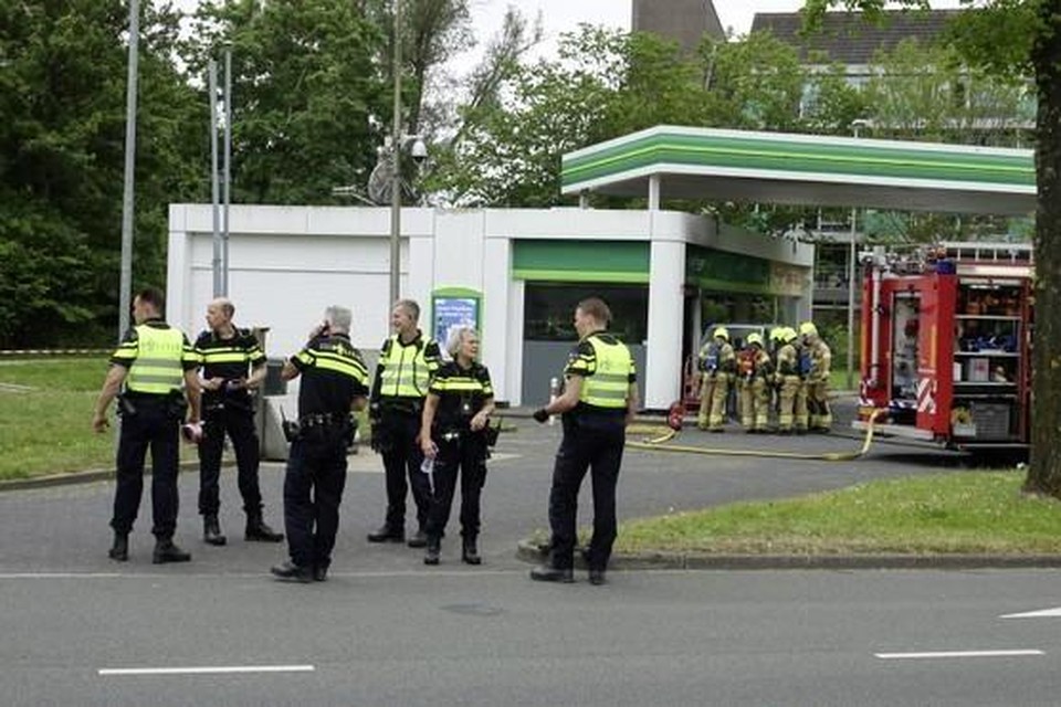 Politie en brandweer bij het BP-station aan de Zwaagmergouw, nadat verdacht A. brand heeft gesticht.