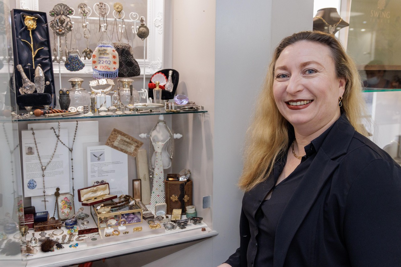 verzonden Nevelig Mooi Monique verkoopt ook tweedehands sieraden, en heeft zelfs een 'babbelbox'  in haar juwelierszaak | Noordhollandsdagblad