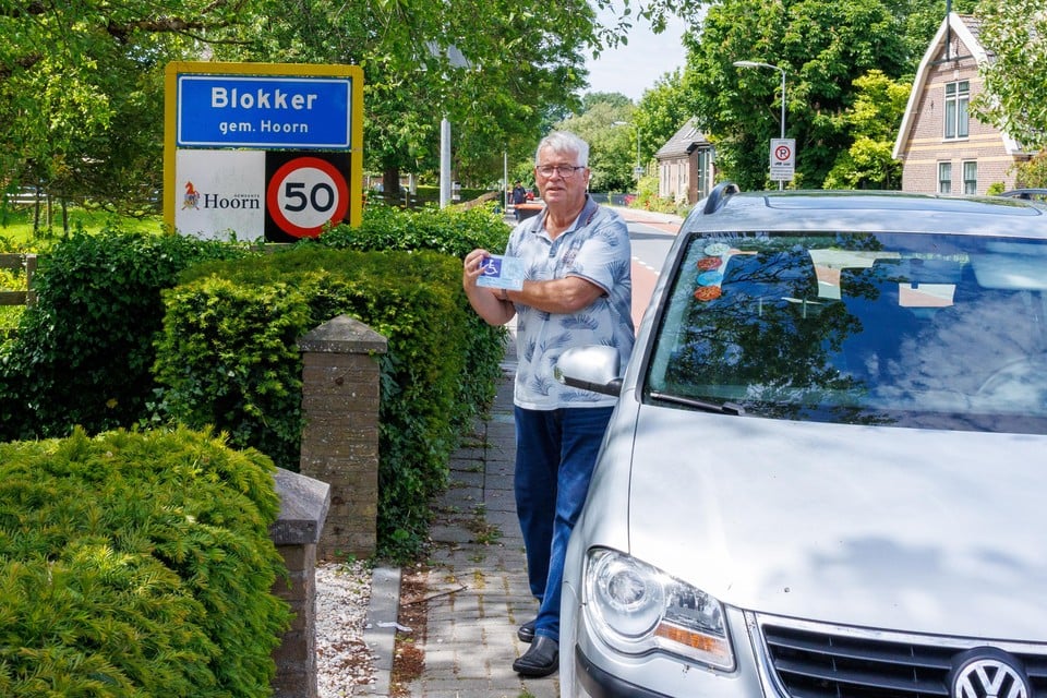 Jan Grave woont praktisch op de grens tussen de gemeenten Hoorn en Drechterland, toch krijgt hij geen digitale invalidenparkeerkaart voor Hoorn.