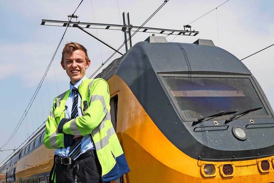 Yannick Bakker is een van de jongste treinmachinisten. ,,Soms krijg ik wel rare blikken, ja.’’