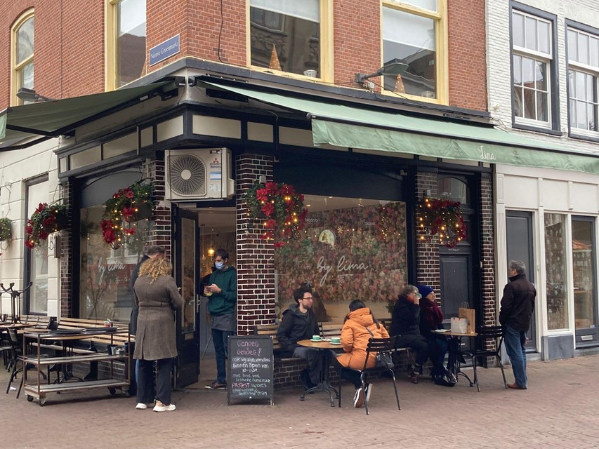 By Lima in de Haarlemse binnenstad heeft de deuren al sinds 10.00 uur open, staat op een bord geschreven.