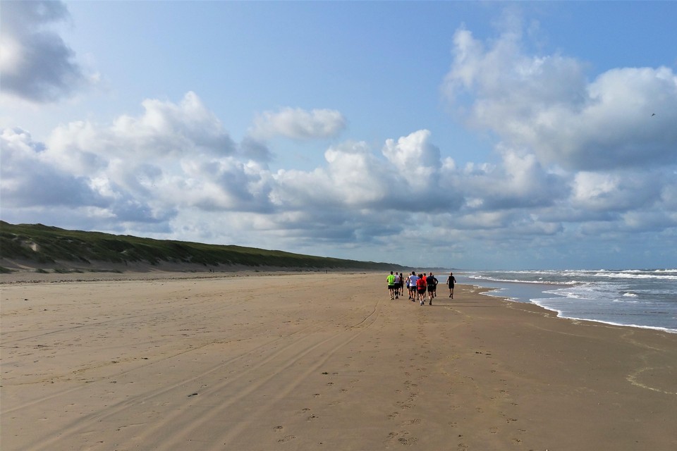 De Kennemer Loopgroep is bezig met een training op het strand.