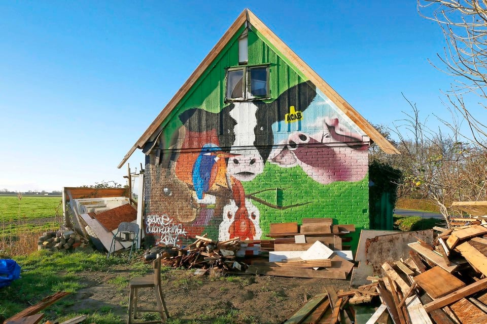Het kleine huisje in de weilanden trekt de aandacht door een bijzondere muurschildering.
