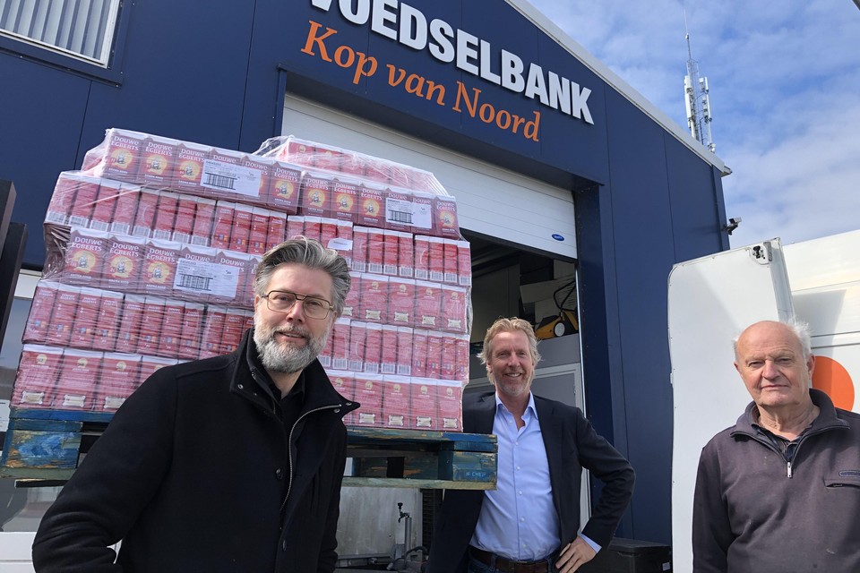 De actie leverde de Voedselbank vorig jaar een flinke hoeveelheid koffie op. Uiterst rechts Nico Vlaming van Voedselbank. Ernaast Antoine Huiberts (l) en Robbert Kwast van de Lions.